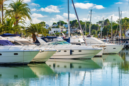 Luxusboote, die sich an der Yachthafen von Cala D'or, Spanien Mallorca, Mittelmeer.